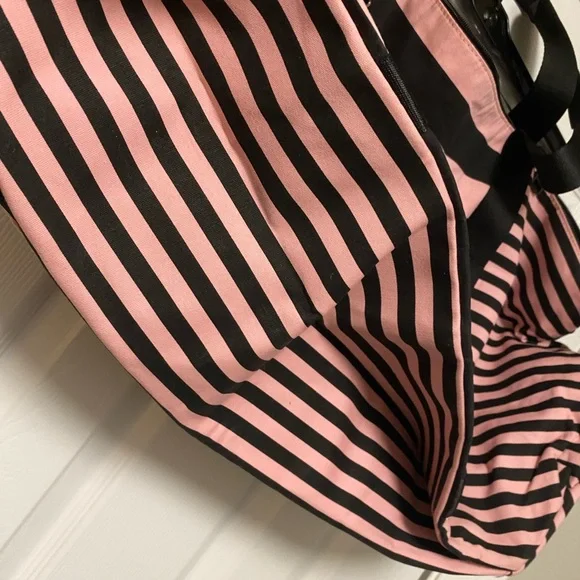 NWOT~VS Weekender Tote Bag - Picture 2 of 3